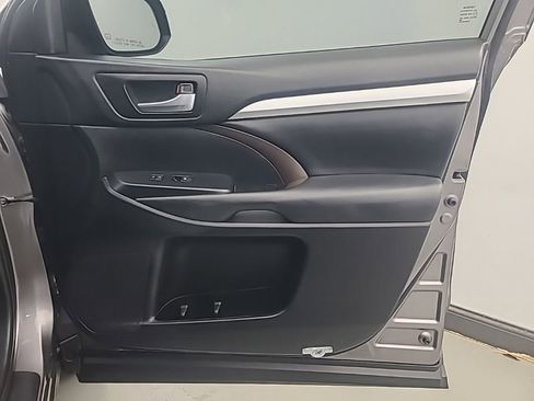 Used 2019 Toyota Highlander XLE image 11