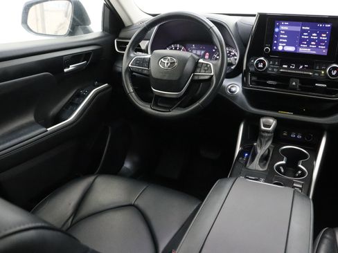 Used 2023 Toyota Highlander XLE FWD image 33