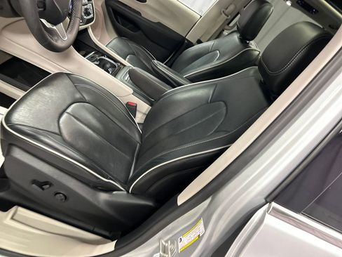 Used 2024 Chrysler Pacifica Limited image 12