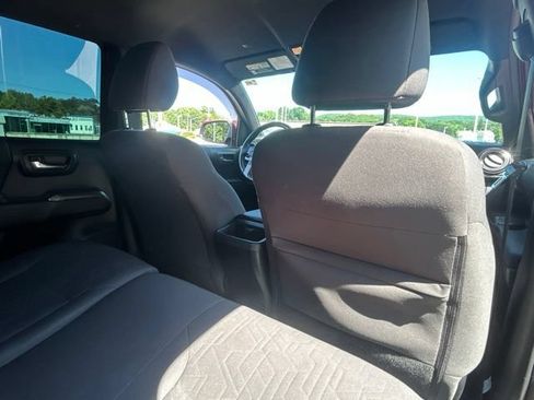 Used 2019 Toyota Tacoma TRD Sport AWD/4WD image 36