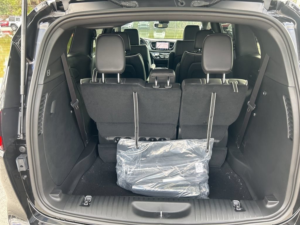 New 2026 Chrysler Pacifica Limited w/ S Appearance Package FWD image 30