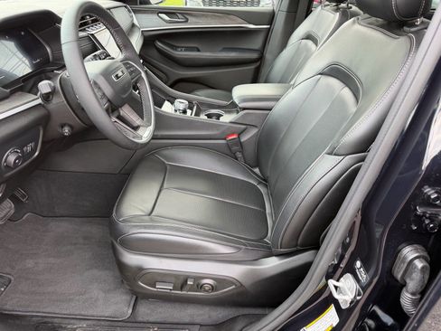 Used 2024 Jeep Grand Cherokee Limited w/ Luxury Tech Group II AWD/4WD image 11