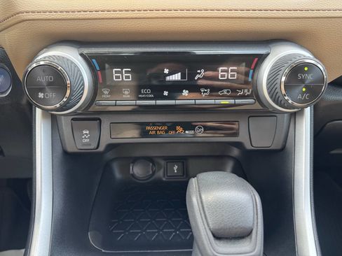 Used 2022 Toyota RAV4 XLE image 21