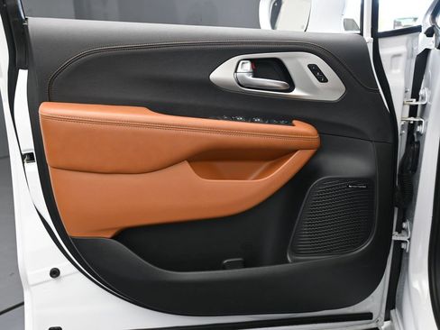 Used 2024 Chrysler Pacifica Pinnacle image 35