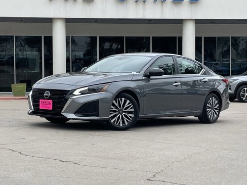 Used 2024 Nissan Altima 2.5 SV image 1