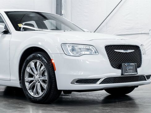 Used 2022 Chrysler 300 Touring image 9