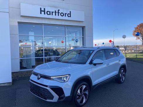 Certified 2025 Volkswagen Taos SE w/ Panoramic Sunroof Package image 2