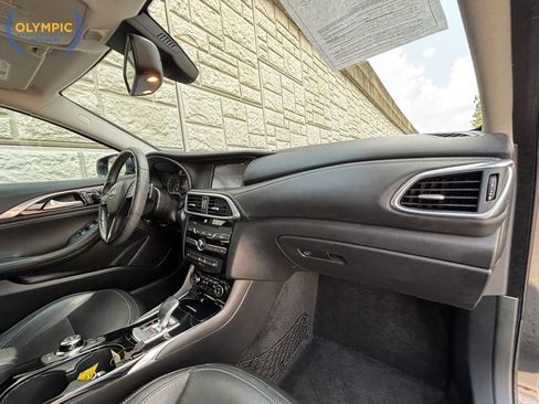 Used 2017 INFINITI QX30 w/ Cargo Package image 19