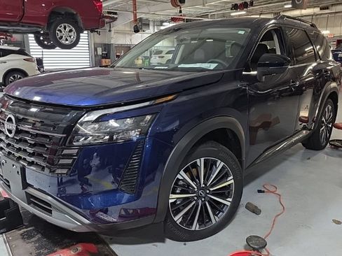 Used 2026 Nissan Pathfinder Platinum w/ Accent Package FWD image 1