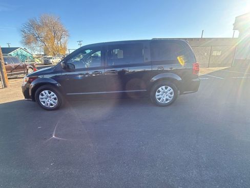 Used 2018 Dodge Grand Caravan SE w/ UConnect Hands-Free Group image 3