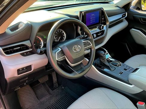 Used 2023 Toyota Highlander L FWD image 16