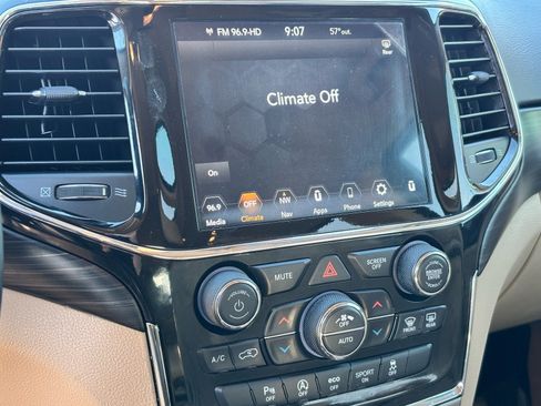 Used 2022 Jeep Grand Cherokee Laredo E image 24