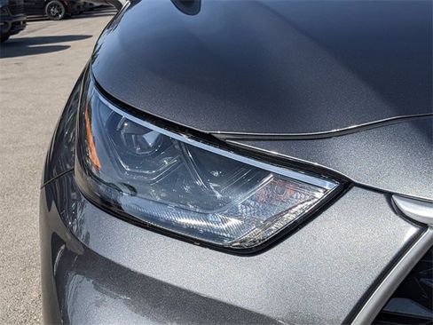 Used 2025 Toyota Highlander XLE image 8