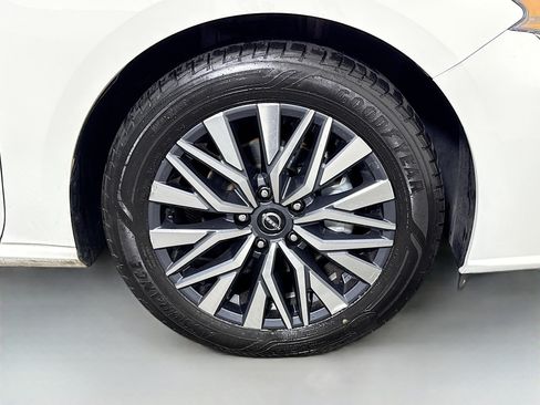 Used 2025 Nissan Altima 2.5 SV FWD image 32