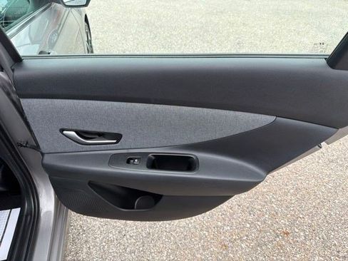 Used 2023 Hyundai Elantra Limited FWD image 17