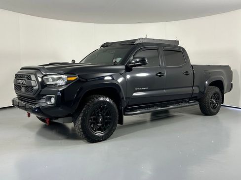 Used 2020 Toyota Tacoma TRD Sport w/ TRD Premium Sport Package AWD/4WD image 3