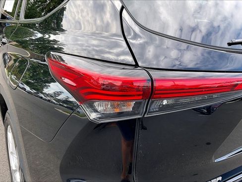 Used 2023 Toyota Highlander LE FWD image 23
