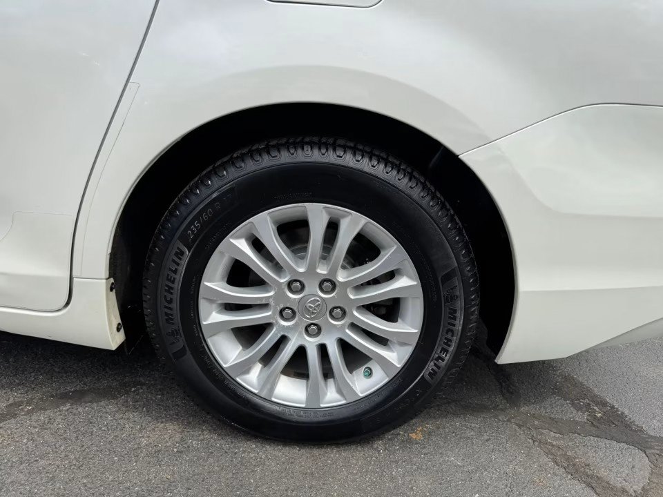 Used 2015 Toyota Sienna XLE FWD image 12
