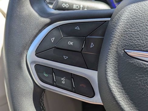 Used 2022 Chrysler Pacifica Touring-L FWD image 23