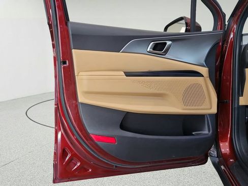 Certified 2023 Kia Carnival LX FWD image 19