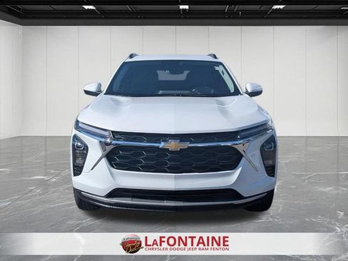 Used 2025 Chevrolet Trax LT FWD image 8