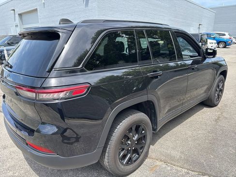 Used 2024 Jeep Grand Cherokee Altitude AWD/4WD image 4