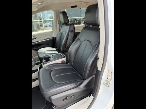 Used 2023 Chrysler Pacifica Touring-L FWD image 14