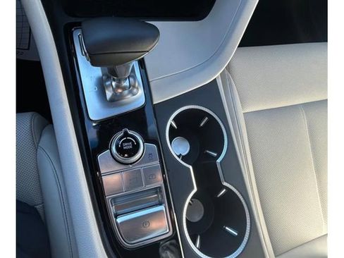 Used 2025 Genesis G70 2.5T image 22