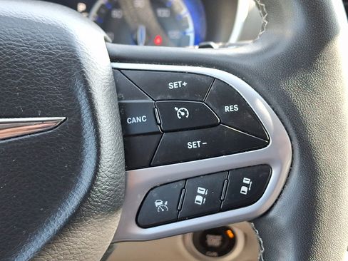 Used 2023 Chrysler Pacifica Touring-L FWD image 21