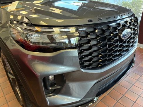 Used 2025 Ford Explorer ST-Line w/ ST-Line Street Pack AWD/4WD image 36