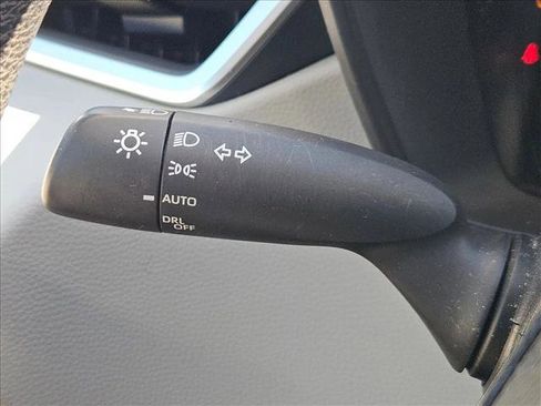 Used 2021 Toyota Corolla LE image 12