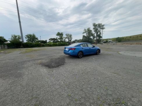 Used 2025 Nissan Sentra SV FWD image 11