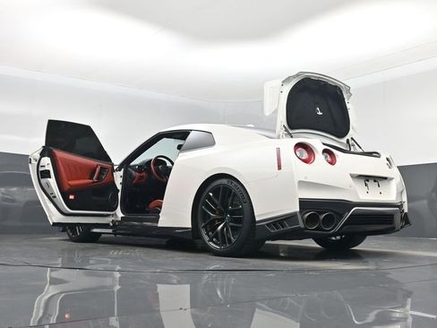 Used 2018 Nissan GT-R Premium w/ Premium Interior Package image 51