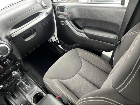 Used 2015 Jeep Wrangler Unlimited Sahara w/ Connectivity Group image 31