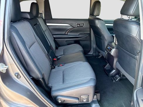 Used 2019 Toyota Highlander Plus FWD image 21