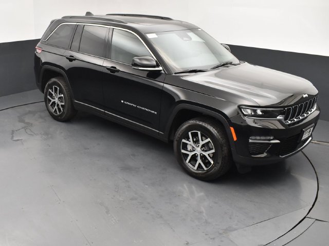 Used 2025 Jeep Grand Cherokee Limited w/ Trailer Tow Package AWD/4WD image 12