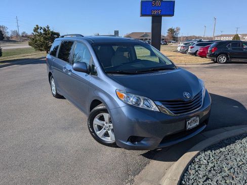 Used 2017 Toyota Sienna LE image 2