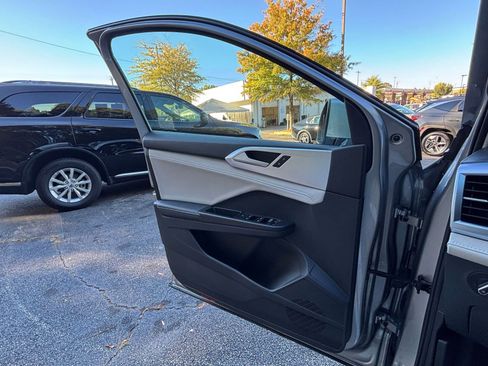 Used 2025 Volkswagen Taos SE image 20