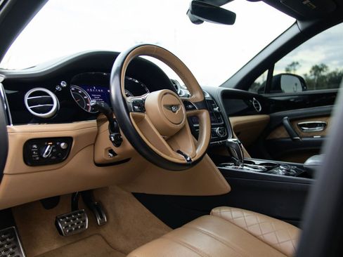 Used 2017 Bentley Bentayga AWD/4WD image 17