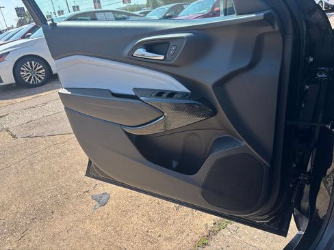 Used 2025 Chevrolet Trax LT FWD image 18