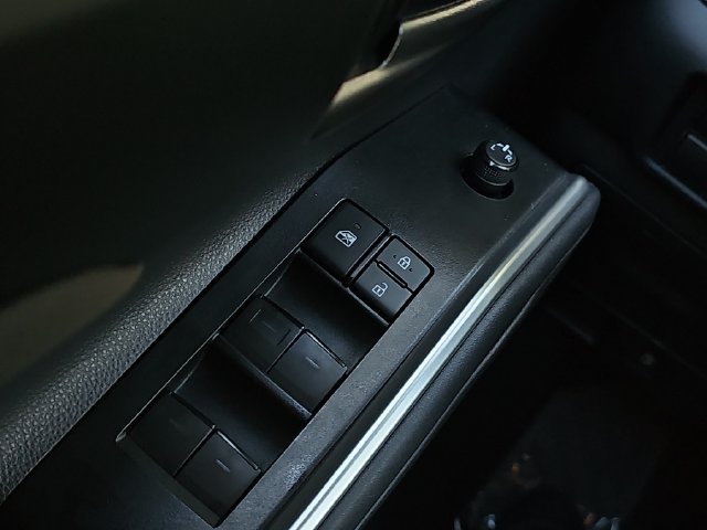 Used 2021 Toyota Highlander L AWD/4WD image 13