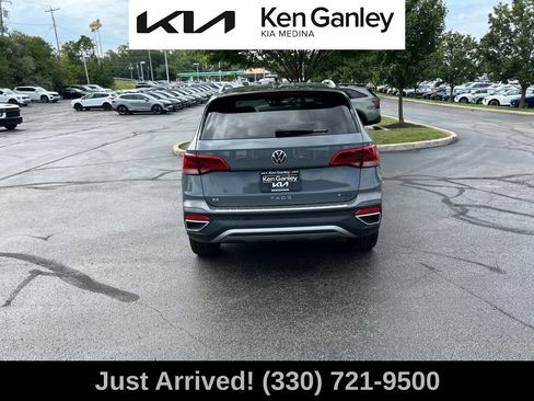 Used 2024 Volkswagen Taos SE w/ Panoramic Sunroof Package AWD/4WD image 6
