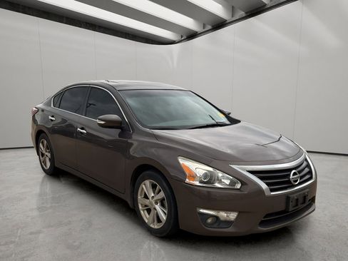 Used 2015 Nissan Altima 2.5 SV w/ Convenience Package image 7