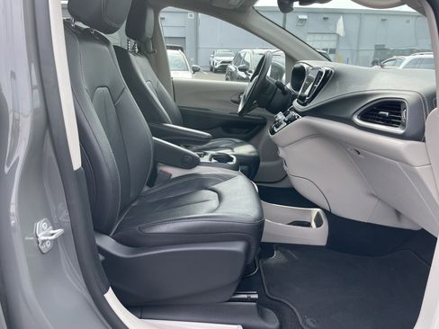 Used 2022 Chrysler Pacifica Touring-L image 13
