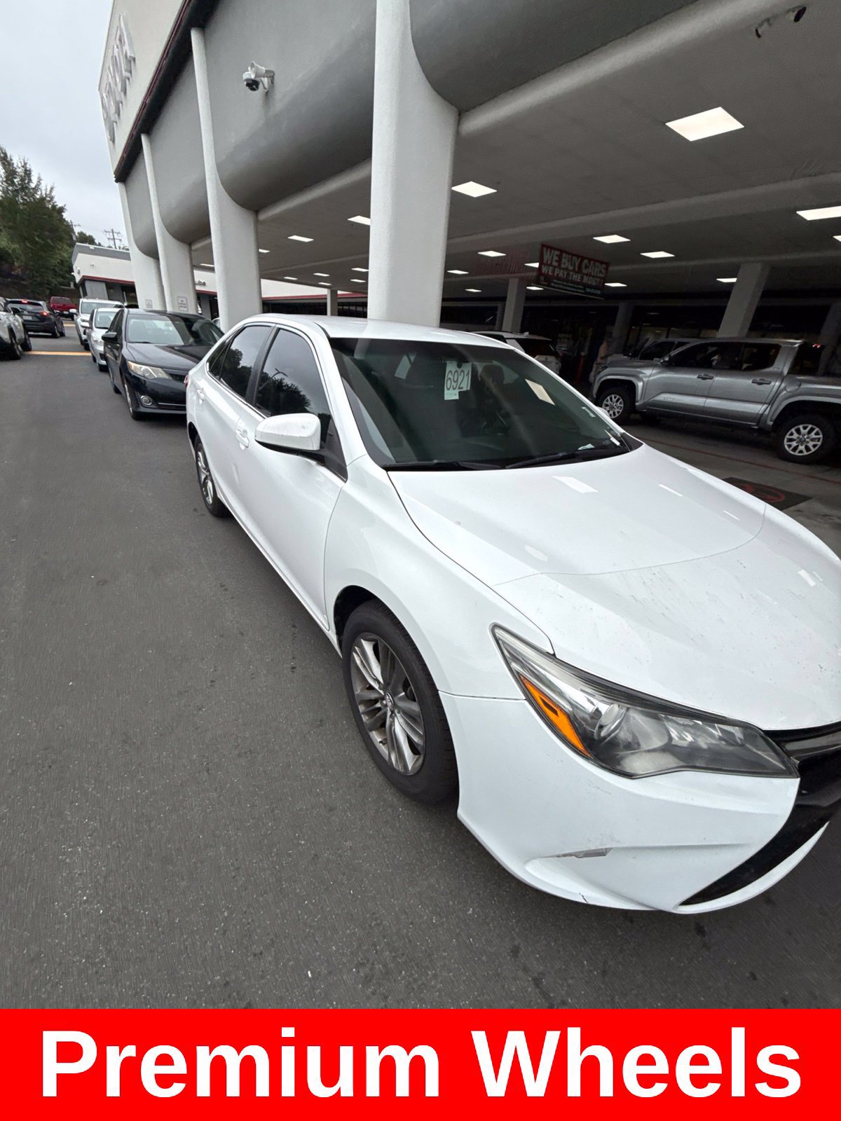 Used 2015 Toyota Camry SE FWD image 4