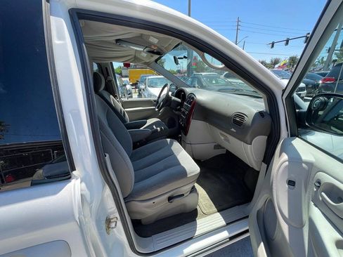 Used 2005 Chrysler Town & Country LX w/ Popular Equipment Group II FWD image 19
