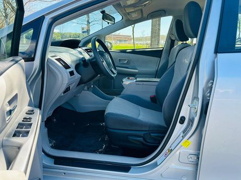 Used 2016 Toyota Prius V Two image 7