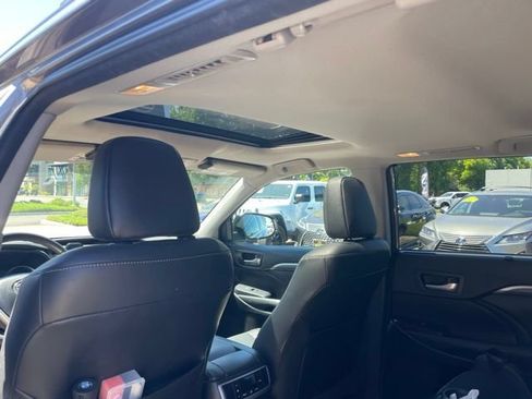 Used 2018 Toyota Highlander SE AWD/4WD image 16