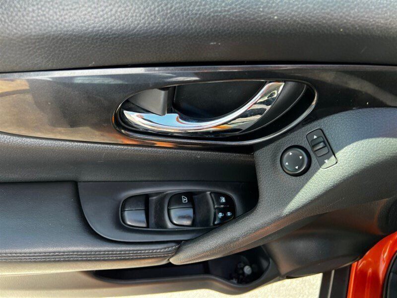 Used 2017 Nissan Rogue SV AWD/4WD image 24