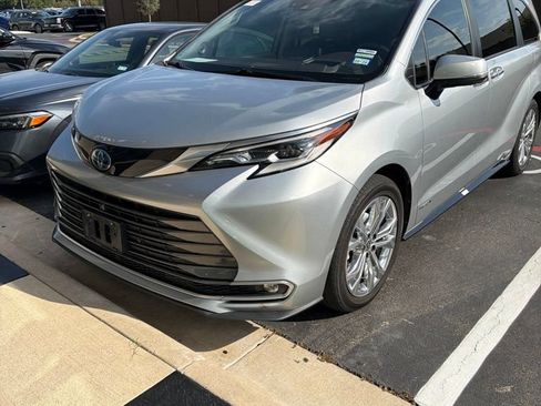 Used 2021 Toyota Sienna Platinum FWD image 1